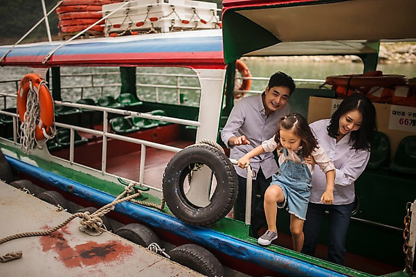 포토 JPG 주간 전신 여자 남자 딸 행복 어린이 여행 가족 엄마 서기 미소 소녀 상반신 성인 야외 앞모습 캐주얼 세명 30대 화목 한국인 가족라이프 아빠 하차 유람선 멜빵바지 즐거움 춘천 선박 국내포토 자연요소 라이프스타일 옷 감정 뷰포인트 컨셉 수상교통 배_교통 바지 관계 모션 표정 사람 동양인 장년 멜빵 강원도 파일형식