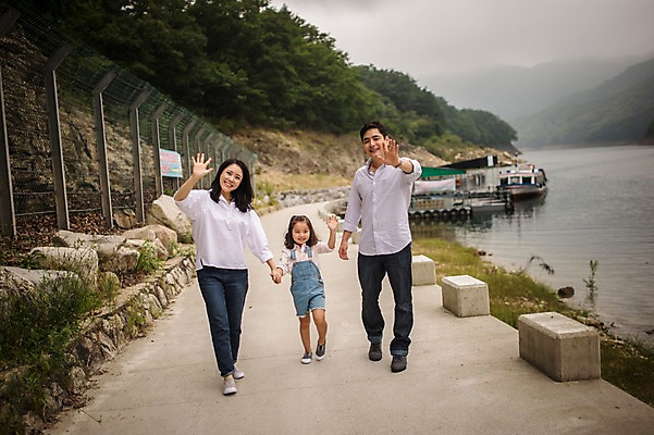 포토 JPG 주간 전신 여자 남자 딸 행복 어린이 여행 가족 엄마 미소 소녀 성인 야외 앞모습 캐주얼 세명 30대 걷기 손잡기 화목 산책로 원근감 한국인 가족라이프 아빠 강가 멜빵바지 즐거움 손인사 춘천 국내포토 자연요소 라이프스타일 옷 감정 길 뷰포인트 컨셉 바지 관계 모션 표정 사람 동양인 장년 강 인사 멜빵 강원도 파일형식