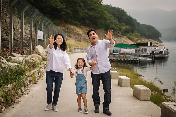 포토 JPG 주간 전신 여자 남자 딸 행복 어린이 여행 가족 엄마 미소 소녀 성인 야외 앞모습 캐주얼 세명 30대 걷기 손잡기 화목 한국인 가족라이프 아빠 강가 멜빵바지 즐거움 손인사 춘천 국내포토 자연요소 라이프스타일 옷 감정 뷰포인트 컨셉 바지 관계 모션 표정 사람 동양인 장년 강 인사 멜빵 강원도 파일형식