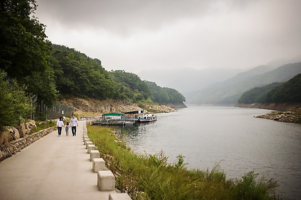 포토 JPG 주간 전신 여자 남자 딸 어린이 여행 가족 엄마 산 소녀 성인 야외 앞모습 캐주얼 세명 30대 걷기 손잡기 화목 원근감 한국인 가족라이프 아빠 강가 유람선 춘천 국내포토 자연요소 라이프스타일 옷 뷰포인트 컨셉 배_교통 관계 모션 사람 동양인 장년 강 강원도 파일형식