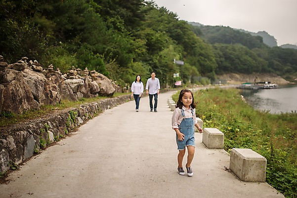 포토 JPG 주간 전신 여자 남자 딸 행복 어린이 여행 가족 엄마 미소 소녀 성인 야외 앞모습 캐주얼 세명 30대 걷기 화목 산책로 원근감 한국인 가족라이프 아빠 강가 멜빵바지 즐거움 춘천 국내포토 자연요소 라이프스타일 옷 감정 길 뷰포인트 컨셉 바지 관계 모션 표정 사람 동양인 장년 강 멜빵 강원도 파일형식