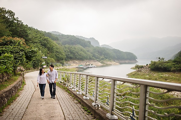 포토 JPG 주간 전신 부부 여자 남자 행복 여행 미소 성인 야외 두명 앞모습 캐주얼 30대 걷기 팔짱 화목 한국인 가족라이프 강가 춘천 부부라이프 성인만 국내포토 자연요소 라이프스타일 커플 옷 감정 뷰포인트 컨셉 가족 모션 표정 사람 동양인 장년 강 강원도 파일형식