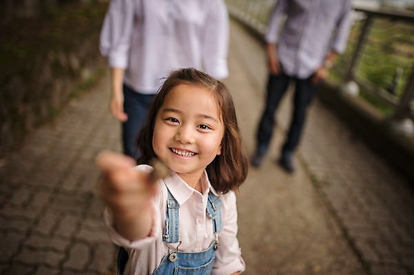 포토 JPG 주간 여자 남자 딸 행복 어린이 여행 가족 엄마 서기 미소 들기 소녀 상반신 성인 야외 앞모습 아웃포커스 세명 30대 화목 산책로 한국인 하반신 가족라이프 아빠 즐거움 춘천 국내포토 자연요소 라이프스타일 감정 길 뷰포인트 컨셉 관계 모션 촬영기법 표정 사람 동양인 장년 강원도 파일형식