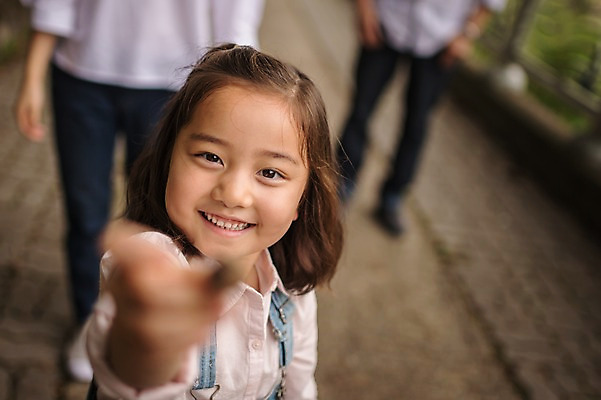 포토 JPG 주간 여자 남자 딸 행복 어린이 여행 가족 엄마 서기 미소 들기 소녀 상반신 성인 야외 앞모습 아웃포커스 세명 30대 화목 산책로 한국인 하반신 가족라이프 아빠 즐거움 춘천 국내포토 자연요소 라이프스타일 감정 길 뷰포인트 컨셉 관계 모션 촬영기법 표정 사람 동양인 장년 강원도 파일형식