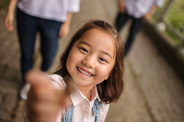 포토 JPG 주간 여자 남자 딸 행복 어린이 여행 가족 엄마 서기 미소 들기 소녀 상반신 성인 야외 앞모습 아웃포커스 세명 30대 화목 산책로 한국인 하반신 가족라이프 아빠 즐거움 춘천 국내포토 자연요소 라이프스타일 감정 길 뷰포인트 컨셉 관계 모션 촬영기법 표정 사람 동양인 장년 강원도 파일형식