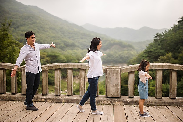 포토 JPG 주간 전신 여자 남자 딸 행복 어린이 여행 가족 엄마 팔벌리기 산 미소 소녀 성인 야외 옆모습 캐주얼 세명 30대 걷기 화목 한국인 가족라이프 아빠 숲속 멜빵바지 즐거움 춘천 가교 국내포토 자연요소 라이프스타일 건축물 옷 감정 뷰포인트 컨셉 바지 관계 모션 표정 사람 동양인 장년 숲 멜빵 강원도 파일형식