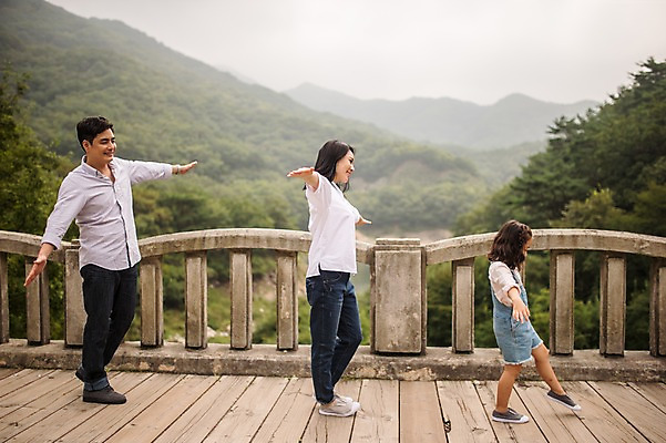 포토 JPG 주간 전신 여자 남자 딸 행복 어린이 여행 가족 엄마 팔벌리기 산 미소 소녀 성인 야외 옆모습 캐주얼 세명 30대 걷기 화목 한국인 가족라이프 아빠 숲속 멜빵바지 즐거움 춘천 가교 국내포토 자연요소 라이프스타일 건축물 옷 감정 뷰포인트 컨셉 바지 관계 모션 표정 사람 동양인 장년 숲 멜빵 강원도 파일형식