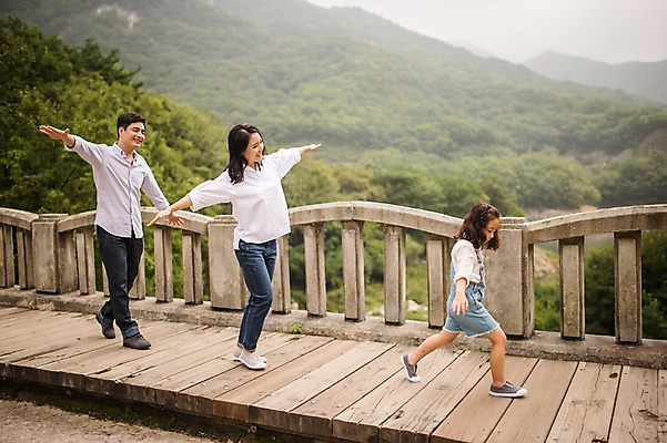 포토 JPG 주간 전신 여자 남자 딸 행복 어린이 여행 가족 엄마 팔벌리기 산 미소 소녀 성인 야외 옆모습 캐주얼 세명 30대 걷기 화목 한국인 가족라이프 아빠 숲속 멜빵바지 즐거움 춘천 가교 국내포토 자연요소 라이프스타일 건축물 옷 감정 뷰포인트 컨셉 바지 관계 모션 표정 사람 동양인 장년 숲 멜빵 강원도 파일형식