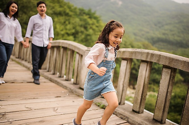 포토 JPG 주간 전신 여자 남자 딸 행복 어린이 여행 가족 엄마 미소 소녀 성인 야외 앞모습 캐주얼 세명 30대 달리기 걷기 손잡기 화목 산책로 한국인 가족라이프 아빠 멜빵바지 즐거움 춘천 가교 국내포토 자연요소 라이프스타일 건축물 옷 감정 길 뷰포인트 컨셉 바지 관계 모션 표정 사람 동양인 장년 멜빵 강원도 파일형식