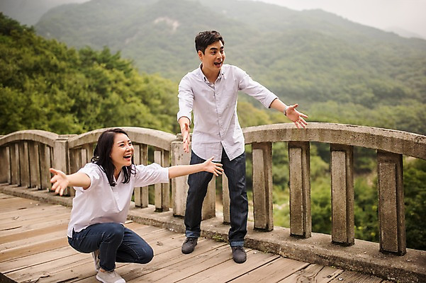포토 JPG 주간 전신 부부 여자 남자 행복 여행 가족 엄마 팔벌리기 서기 앉기 성인 야외 두명 앞모습 캐주얼 30대 화목 한국인 가족라이프 아빠 춘천 가교 부부라이프 성인만 국내포토 자연요소 라이프스타일 건축물 커플 옷 감정 뷰포인트 컨셉 관계 모션 사람 동양인 장년 강원도 파일형식