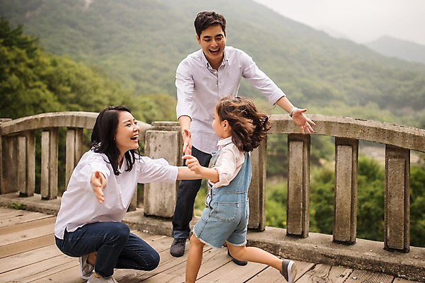 포토 JPG 주간 전신 여자 남자 딸 행복 어린이 여행 가족 엄마 팔벌리기 서기 미소 앉기 소녀 성인 야외 앞모습 옆모습 캐주얼 세명 30대 달리기 화목 산책로 한국인 가족라이프 아빠 멜빵바지 즐거움 춘천 가교 국내포토 자연요소 라이프스타일 건축물 옷 감정 길 뷰포인트 컨셉 바지 관계 모션 표정 사람 동양인 장년 멜빵 강원도 파일형식