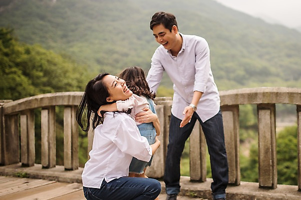 포토 JPG 주간 전신 여자 남자 딸 행복 어린이 여행 가족 포옹 엄마 서기 웃음 앉기 소녀 상반신 성인 야외 옆모습 캐주얼 세명 30대 화목 한국인 가족라이프 아빠 춘천 가교 국내포토 자연요소 라이프스타일 건축물 옷 감정 뷰포인트 컨셉 관계 안기 모션 표정 사람 동양인 장년 강원도 파일형식