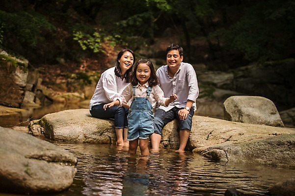 포토 JPG 주간 전신 여자 남자 딸 행복 어린이 여행 가족 엄마 서기 미소 앉기 소녀 성인 야외 앞모습 캐주얼 세명 30대 계곡 화목 한국인 바위 가족라이프 아빠 숲 멜빵바지 즐거움 춘천 발담그기 국내포토 자연요소 라이프스타일 옷 감정 뷰포인트 컨셉 바지 관계 모션 표정 사람 동양인 멜빵 강원도 파일형식 잡화 하의 한국 인종 생활 아시아 나라