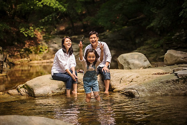 포토 JPG 주간 전신 여자 남자 딸 행복 어린이 여행 가족 물놀이 엄마 서기 미소 앉기 소녀 성인 야외 앞모습 캐주얼 세명 30대 계곡 화목 한국인 바위 가족라이프 아빠 숲 멜빵바지 즐거움 춘천 발담그기 국내포토 자연요소 라이프스타일 옷 감정 뷰포인트 컨셉 바지 관계 모션 놀이 표정 사람 동양인 장년 돌_바위 멜빵 강원도 파일형식