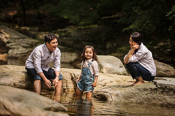 포토 JPG 주간 전신 여자 남자 딸 행복 어린이 여행 가족 물놀이 엄마 서기 미소 앉기 소녀 성인 야외 앞모습 옆모습 캐주얼 세명 30대 계곡 화목 한국인 가족라이프 아빠 숲 멜빵바지 즐거움 춘천 발담그기 국내포토 자연요소 라이프스타일 옷 감정 뷰포인트 컨셉 바지 관계 모션 놀이 표정 사람 동양인 장년 멜빵 강원도 파일형식