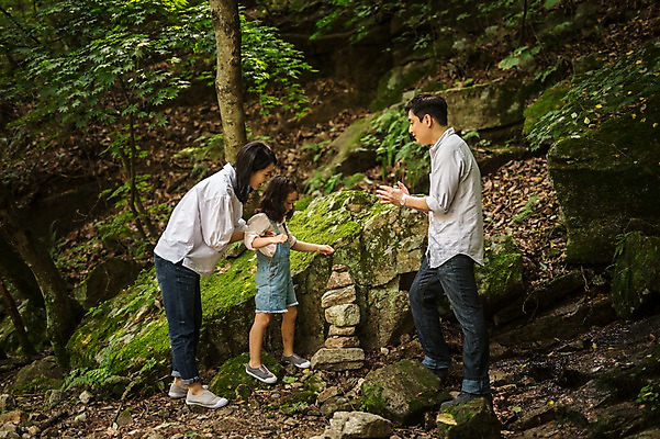 포토 JPG 주간 전신 여자 남자 딸 행복 어린이 여행 가족 엄마 서기 미소 소녀 성인 야외 옆모습 캐주얼 세명 30대 쌓기 화목 한국인 돌_바위 가족라이프 아빠 석탑 숲 멜빵바지 즐거움 춘천 국내포토 자연요소 라이프스타일 옷 감정 뷰포인트 컨셉 바지 관계 모션 표정 사람 동양인 장년 탑 멜빵 강원도 파일형식