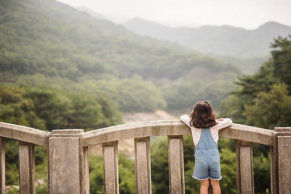 포토 JPG 주간 여자 어린이라이프 어린이 여행 난간 한명 서기 상반신 야외 뒷모습 기댐 한국인 멜빵바지 구경 춘천 가교 소녀한명만 국내포토 자연요소 1 라이프스타일 건축물 뷰포인트 바지 모션 사람 동양인 멜빵 강원도 여자한명만 소녀만 파일형식