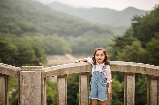 포토 JPG 주간 여자 어린이라이프 어린이 여행 난간 한명 서기 미소 상반신 야외 앞모습 한국인 멜빵바지 즐거움 춘천 가교 소녀한명만 국내포토 자연요소 1 라이프스타일 건축물 감정 뷰포인트 바지 모션 표정 사람 동양인 멜빵 강원도 여자한명만 소녀만 파일형식