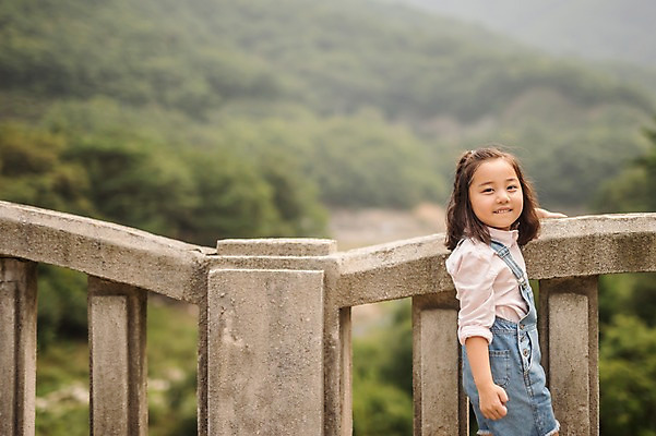 포토 JPG 주간 여자 어린이라이프 어린이 여행 난간 한명 서기 미소 상반신 야외 옆모습 한국인 멜빵바지 즐거움 춘천 가교 소녀한명만 국내포토 자연요소 1 라이프스타일 건축물 감정 뷰포인트 바지 모션 표정 사람 동양인 멜빵 강원도 여자한명만 소녀만 파일형식