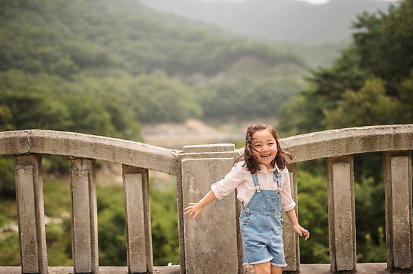 포토 JPG 주간 여자 어린이라이프 어린이 여행 난간 한명 서기 미소 상반신 야외 앞모습 한국인 멜빵바지 즐거움 춘천 가교 소녀한명만 국내포토 자연요소 1 라이프스타일 건축물 감정 뷰포인트 바지 모션 표정 사람 동양인 멜빵 강원도 여자한명만 소녀만 파일형식