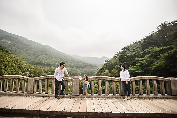 포토 JPG 주간 전신 여자 남자 딸 행복 어린이 여행 난간 가족 엄마 산 서기 미소 소녀 성인 야외 앞모습 캐주얼 세명 30대 기댐 화목 한국인 가족라이프 아빠 멜빵바지 춘천 가교 국내포토 자연요소 라이프스타일 건축물 옷 감정 뷰포인트 컨셉 바지 관계 모션 표정 사람 동양인 장년 멜빵 강원도 파일형식