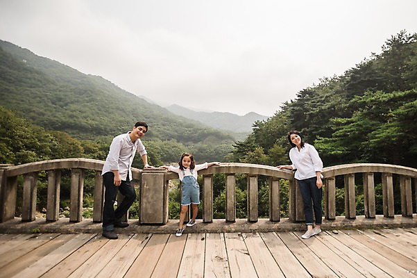 포토 JPG 주간 전신 여자 남자 딸 행복 어린이 여행 난간 가족 엄마 산 서기 미소 소녀 성인 야외 앞모습 캐주얼 세명 30대 기댐 화목 한국인 가족라이프 아빠 멜빵바지 춘천 가교 국내포토 자연요소 라이프스타일 건축물 옷 감정 뷰포인트 컨셉 바지 관계 모션 표정 사람 동양인 장년 멜빵 강원도 파일형식
