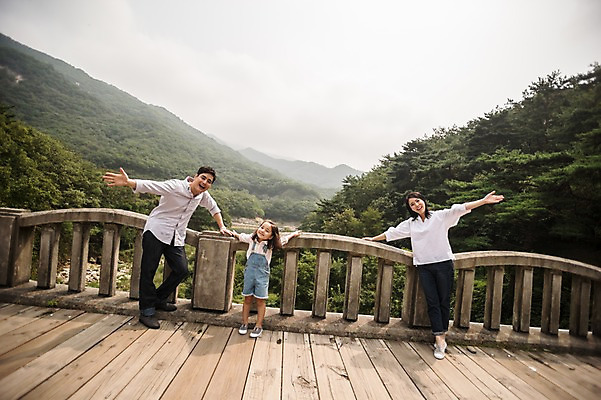 포토 JPG 주간 전신 여자 남자 딸 행복 어린이 여행 난간 가족 엄마 팔벌리기 산 서기 미소 소녀 성인 야외 앞모습 캐주얼 세명 30대 화목 한국인 가족라이프 아빠 멜빵바지 즐거움 춘천 가교 국내포토 자연요소 라이프스타일 건축물 옷 감정 뷰포인트 컨셉 바지 관계 모션 표정 사람 동양인 장년 멜빵 강원도 파일형식