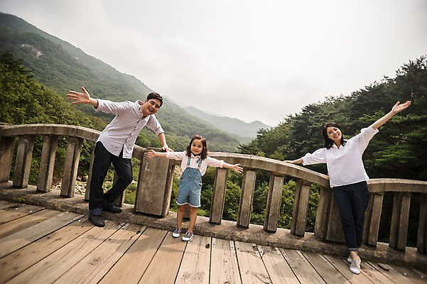 포토 JPG 주간 전신 여자 남자 딸 행복 어린이 여행 난간 가족 엄마 팔벌리기 산 서기 미소 소녀 성인 야외 앞모습 캐주얼 세명 30대 화목 한국인 가족라이프 아빠 멜빵바지 즐거움 춘천 가교 국내포토 자연요소 라이프스타일 건축물 옷 감정 뷰포인트 컨셉 바지 관계 모션 표정 사람 동양인 장년 멜빵 강원도 파일형식