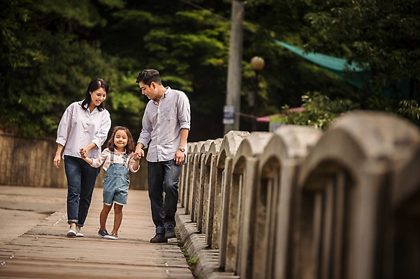 포토 JPG 주간 전신 나무 여자 남자 딸 행복 어린이 여행 가족 엄마 미소 소녀 성인 야외 앞모습 캐주얼 세명 30대 걷기 손잡기 화목 산책로 원근감 한국인 가족라이프 아빠 멜빵바지 즐거움 춘천 가교 국내포토 자연요소 식물 라이프스타일 건축물 옷 감정 길 뷰포인트 컨셉 바지 관계 모션 표정 사람 동양인 장년 멜빵 강원도 파일형식