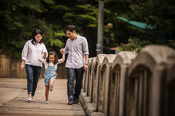 포토 JPG 주간 전신 여자 남자 딸 행복 어린이 여행 가족 엄마 미소 소녀 성인 야외 앞모습 캐주얼 세명 30대 걷기 손잡기 화목 산책로 한국인 가족라이프 아빠 멜빵바지 즐거움 춘천 가교 국내포토 자연요소 라이프스타일 건축물 옷 감정 길 뷰포인트 컨셉 바지 관계 모션 표정 사람 동양인 장년 멜빵 강원도 파일형식