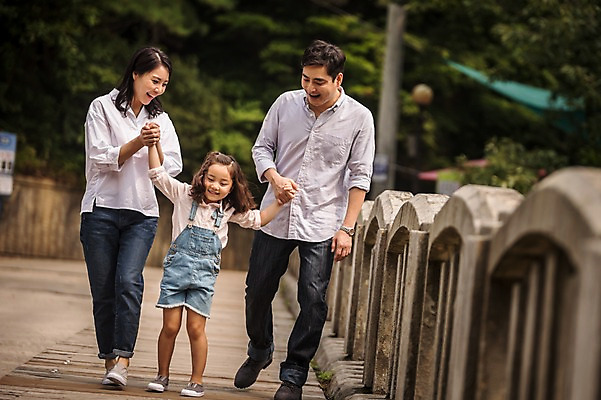 포토 JPG 주간 전신 여자 남자 딸 행복 어린이 여행 가족 엄마 미소 소녀 성인 야외 앞모습 캐주얼 세명 30대 걷기 손잡기 화목 산책로 한국인 가족라이프 아빠 멜빵바지 즐거움 춘천 가교 국내포토 자연요소 라이프스타일 건축물 옷 감정 길 뷰포인트 컨셉 바지 관계 모션 표정 사람 동양인 장년 멜빵 강원도 파일형식