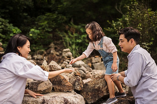 포토 JPG 주간 전신 여자 남자 딸 행복 어린이 여행 가족 엄마 서기 미소 앉기 소녀 상반신 성인 야외 옆모습 캐주얼 세명 30대 쌓기 화목 한국인 돌_바위 가족라이프 아빠 멜빵바지 즐거움 산속 춘천 탑쌓기 국내포토 자연요소 라이프스타일 옷 감정 뷰포인트 컨셉 바지 관계 모션 산 표정 사람 동양인 장년 멜빵 강원도 파일형식