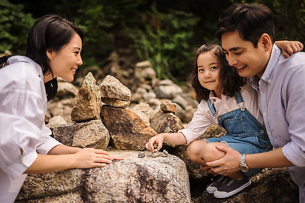 포토 JPG 주간 전신 여자 남자 딸 행복 어린이 여행 가족 엄마 서기 미소 앉기 소녀 상반신 성인 야외 옆모습 캐주얼 세명 30대 쌓기 화목 한국인 돌_바위 가족라이프 아빠 멜빵바지 즐거움 산속 춘천 탑쌓기 국내포토 자연요소 라이프스타일 옷 감정 뷰포인트 컨셉 바지 관계 모션 산 표정 사람 동양인 장년 멜빵 강원도 파일형식