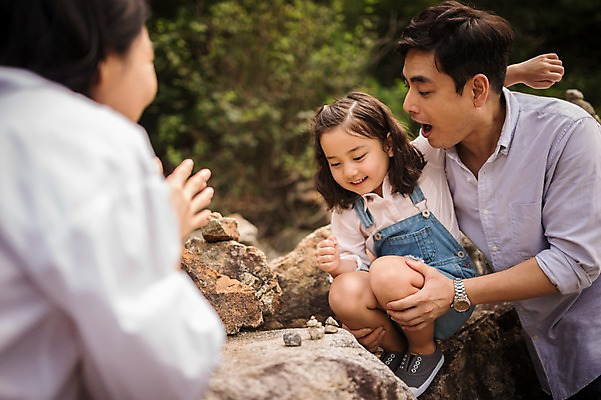 포토 JPG 주간 전신 여자 남자 딸 행복 어린이 여행 가족 엄마 서기 미소 앉기 소녀 상반신 성인 야외 앞모습 옆모습 캐주얼 세명 30대 쌓기 화목 한국인 돌_바위 가족라이프 아빠 멜빵바지 즐거움 산속 춘천 국내포토 자연요소 라이프스타일 옷 감정 뷰포인트 컨셉 바지 관계 모션 산 표정 사람 동양인 장년 멜빵 강원도 파일형식