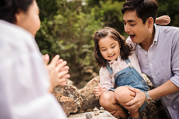 포토 JPG 주간 전신 여자 남자 딸 행복 어린이 여행 가족 엄마 서기 미소 앉기 소녀 상반신 성인 야외 앞모습 옆모습 캐주얼 세명 30대 쌓기 화목 한국인 돌_바위 가족라이프 아빠 멜빵바지 즐거움 산속 춘천 국내포토 자연요소 라이프스타일 옷 감정 뷰포인트 컨셉 바지 관계 모션 산 표정 사람 동양인 장년 멜빵 강원도 파일형식