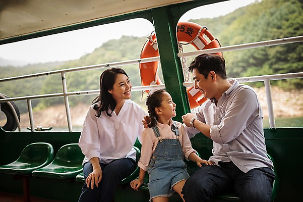 포토 JPG 주간 여자 남자 딸 행복 어린이 여행 의자 가족 엄마 실내 미소 앉기 소녀 상반신 성인 앞모습 캐주얼 세명 30대 화목 한국인 가족라이프 아빠 유람선 멜빵바지 즐거움 춘천 선박 구명부환 국내포토 자연요소 라이프스타일 옷 감정 뷰포인트 가구 컨셉 수상교통 배_교통 바지 관계 모션 표정 사람 동양인 내부 장년 안전장비 멜빵 강원도 튜브 파일형식