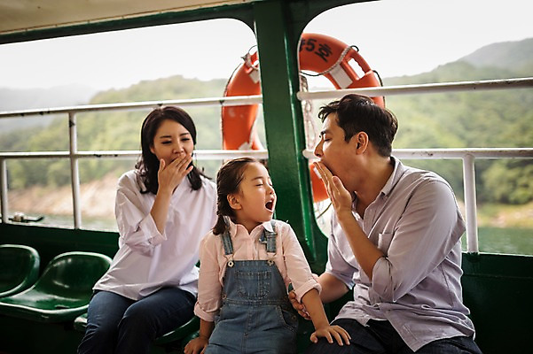 포토 JPG 주간 여자 남자 딸 행복 어린이 여행 의자 장난 가족 엄마 실내 미소 앉기 소녀 상반신 성인 앞모습 캐주얼 세명 30대 화목 한국인 가족라이프 아빠 유람선 멜빵바지 즐거움 춘천 입막음 선박 구명부환 국내포토 자연요소 라이프스타일 옷 감정 뷰포인트 가구 컨셉 수상교통 배_교통 바지 관계 모션 표정 사람 동양인 내부 장년 안전장비 멜빵 강원도 튜브 파일형식