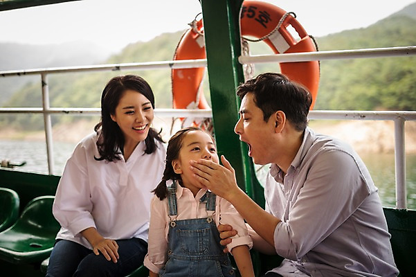 포토 JPG 주간 여자 남자 딸 행복 어린이 여행 의자 장난 가족 엄마 실내 미소 앉기 소녀 상반신 성인 앞모습 캐주얼 세명 30대 화목 한국인 가족라이프 아빠 유람선 멜빵바지 즐거움 춘천 입막음 선박 구명부환 국내포토 자연요소 라이프스타일 옷 감정 뷰포인트 가구 컨셉 수상교통 배_교통 바지 관계 모션 표정 사람 동양인 내부 장년 안전장비 멜빵 강원도 튜브 파일형식