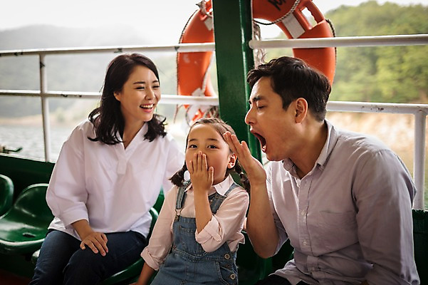 포토 JPG 주간 여자 남자 딸 행복 어린이 여행 의자 장난 가족 엄마 실내 미소 앉기 소녀 상반신 성인 앞모습 캐주얼 세명 30대 화목 한국인 가족라이프 아빠 유람선 멜빵바지 즐거움 춘천 입막음 선박 구명부환 국내포토 자연요소 라이프스타일 옷 감정 뷰포인트 가구 컨셉 수상교통 배_교통 바지 관계 모션 표정 사람 동양인 내부 장년 안전장비 멜빵 강원도 튜브 파일형식