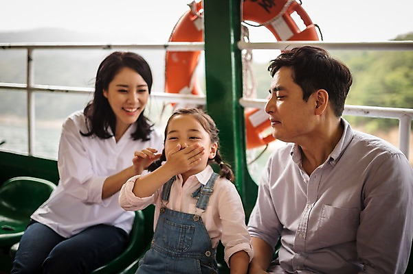 포토 JPG 주간 여자 남자 딸 행복 어린이 여행 의자 장난 가족 엄마 실내 미소 앉기 소녀 상반신 성인 앞모습 캐주얼 세명 30대 화목 한국인 가족라이프 아빠 유람선 멜빵바지 즐거움 춘천 입막음 선박 구명부환 국내포토 자연요소 라이프스타일 옷 감정 뷰포인트 가구 컨셉 수상교통 배_교통 바지 관계 모션 표정 사람 동양인 내부 장년 안전장비 멜빵 강원도 튜브 파일형식