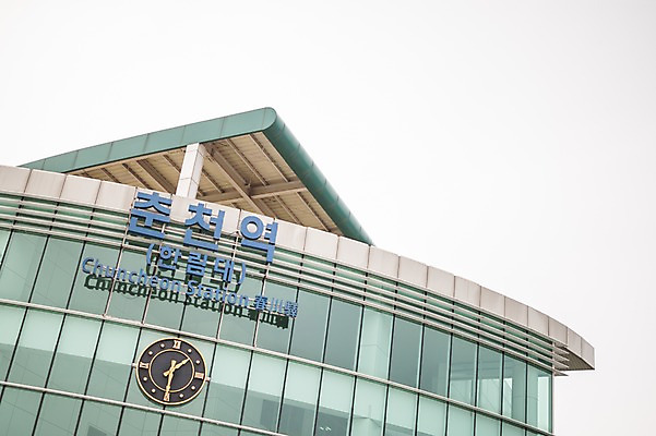 포토 JPG 주간 여행 사람없음 야외 건물 벽시계 기차역 춘천 기차여행 국내포토 자연요소 건축물 시계 역 강원도 파일형식 건축 교통시설 한국 아시아 교통 시설 나라