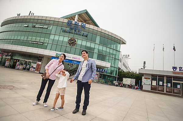포토 JPG 주간 전신 여자 딸 행복 어린이 여행 가족 엄마 서기 미소 소녀 성인 야외 앞모습 캐주얼 세명 30대 화목 한국인 가족라이프 아빠 즐거움 기차역 춘천 기차여행 국내포토 자연요소 라이프스타일 옷 감정 뷰포인트 컨셉 관계 모션 표정 사람 동양인 장년 역 강원도 파일형식 교통시설 한국 인종 생활 아시아 교통 시설 나라