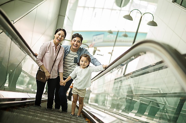 포토 JPG 주간 전신 여자 딸 행복 어린이 여행 가족 엄마 실내 서기 미소 소녀 성인 앞모습 캐주얼 세명 30대 화목 한국인 가족라이프 아빠 승차 즐거움 오르기 에스컬레이터 기차역 춘천 기차여행 국내포토 자연요소 라이프스타일 옷 감정 뷰포인트 컨셉 관계 모션 표정 사람 동양인 내부 장년 역 강원도 파일형식