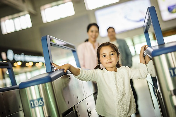 포토 JPG 주간 여자 딸 행복 어린이 여행 가족 엄마 미소 소녀 상반신 성인 야외 앞모습 캐주얼 세명 30대 걷기 화목 한국인 가족라이프 아빠 즐거움 기차역 춘천 개찰구 기차여행 국내포토 자연요소 라이프스타일 옷 감정 뷰포인트 컨셉 관계 모션 표정 사람 동양인 장년 역 강원도 파일형식
