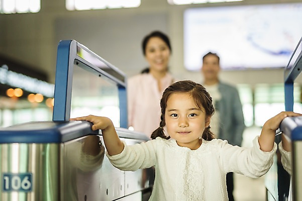 포토 JPG 주간 여자 딸 행복 어린이 여행 가족 엄마 미소 소녀 상반신 성인 야외 앞모습 캐주얼 세명 30대 걷기 화목 한국인 가족라이프 아빠 즐거움 기차역 춘천 개찰구 기차여행 국내포토 자연요소 라이프스타일 옷 감정 뷰포인트 컨셉 관계 모션 표정 사람 동양인 장년 역 강원도 파일형식