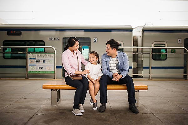 포토 JPG 주간 전신 여자 남자 딸 행복 어린이 여행 가족 엄마 미소 앉기 소녀 성인 야외 앞모습 캐주얼 세명 30대 화목 한국인 가족라이프 아빠 플랫폼 즐거움 기차역 춘천 기차여행 국내포토 자연요소 라이프스타일 옷 감정 뷰포인트 컨셉 관계 교통시설 모션 표정 사람 동양인 장년 역 강원도 파일형식