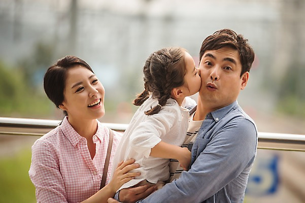 포토 JPG 주간 여자 남자 딸 행복 어린이 여행 가족 안기 엄마 키스 서기 미소 소녀 상반신 성인 야외 앞모습 캐주얼 세명 30대 화목 한국인 가족라이프 아빠 플랫폼 즐거움 기차역 춘천 기차여행 국내포토 자연요소 라이프스타일 옷 감정 뷰포인트 컨셉 관계 교통시설 모션 표정 사람 동양인 장년 역 애정표현 강원도 파일형식 교통 한국 인종 생활 표현 시설 아시아 나라