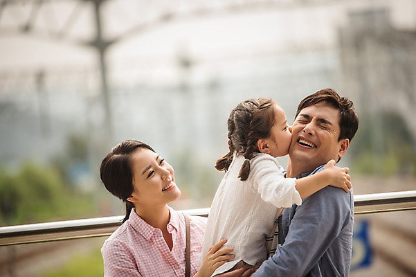 포토 JPG 주간 여자 남자 딸 행복 어린이 여행 가족 안기 엄마 키스 서기 미소 소녀 상반신 성인 야외 앞모습 캐주얼 세명 30대 화목 한국인 가족라이프 아빠 플랫폼 즐거움 기차역 춘천 기차여행 국내포토 자연요소 라이프스타일 옷 감정 뷰포인트 컨셉 관계 교통시설 모션 표정 사람 동양인 장년 역 애정표현 강원도 파일형식