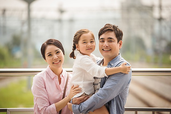 포토 JPG 주간 여자 남자 딸 행복 어린이 여행 가족 안기 엄마 서기 미소 소녀 상반신 성인 야외 앞모습 캐주얼 세명 30대 화목 한국인 가족라이프 아빠 플랫폼 즐거움 기차역 춘천 기차여행 국내포토 자연요소 라이프스타일 옷 감정 뷰포인트 컨셉 관계 교통시설 모션 표정 사람 동양인 장년 역 강원도 파일형식