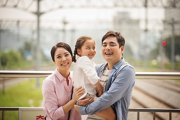 포토 JPG 주간 여자 남자 딸 행복 어린이 여행 가족 안기 엄마 서기 미소 소녀 상반신 성인 야외 앞모습 캐주얼 세명 30대 화목 한국인 가족라이프 아빠 플랫폼 즐거움 기차역 춘천 기차여행 국내포토 자연요소 라이프스타일 옷 감정 뷰포인트 컨셉 관계 교통시설 모션 표정 사람 동양인 장년 역 강원도 파일형식